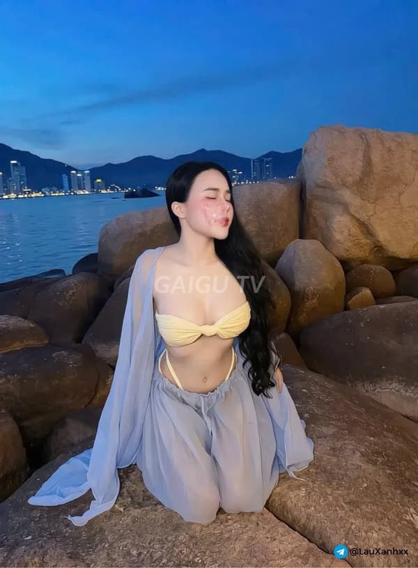 Em da trắng mịn màng mông cong chiều khách Anh 2