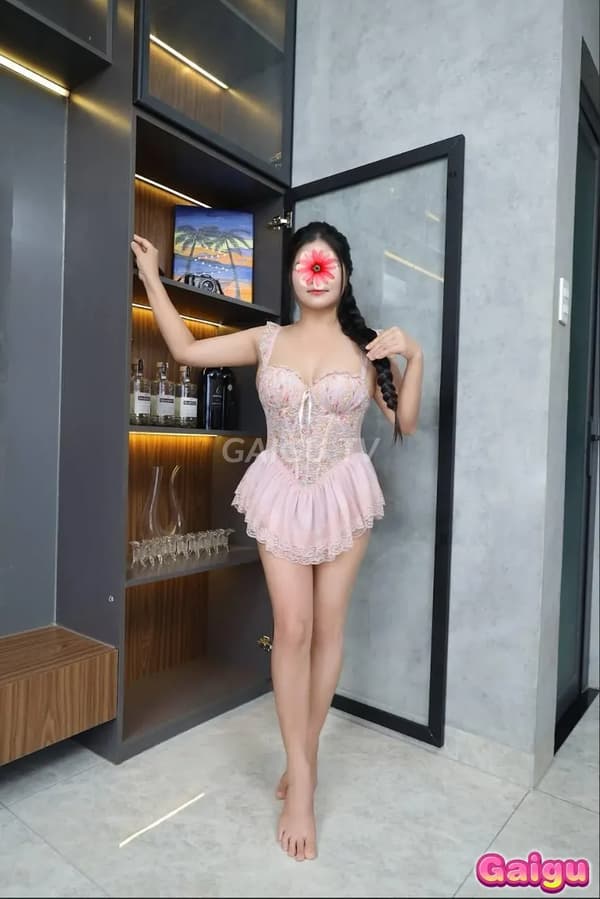 Hà Anh hotgirl V-Live dáng siêu mẫu 2