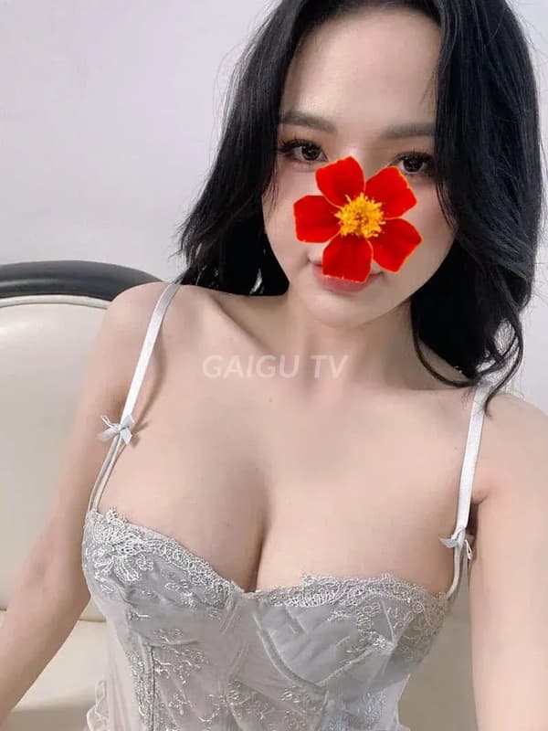 Thiên Ngân mặt xinh sắc sảo ngực to mông cong phục vụ nhiệt tình 3