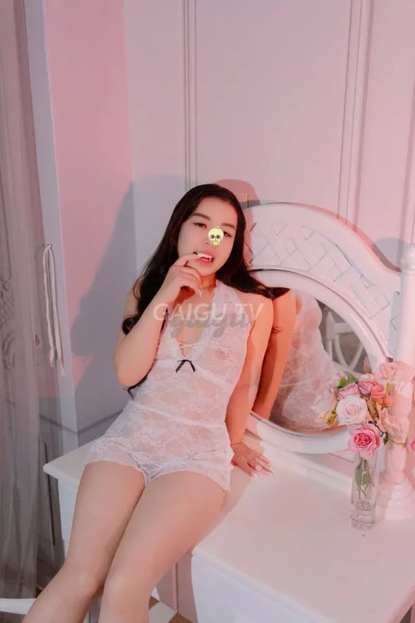 Minh Minh xinh sang đài các, chiều khách ngoan ngoãn dễ thương 7