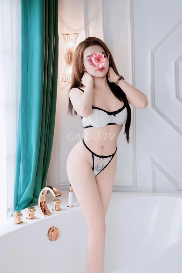 Phương nhi hàng mới nóng bỏng chiều khách hết mình 8