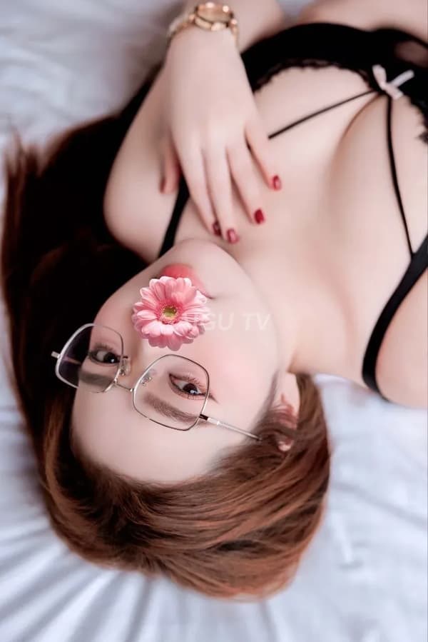 Phương nhi hàng mới nóng bỏng chiều khách hết mình 16