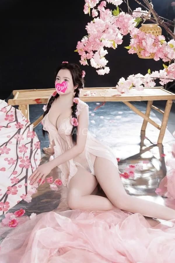 Clip Sexy chiều khách nhiệt tình 8
