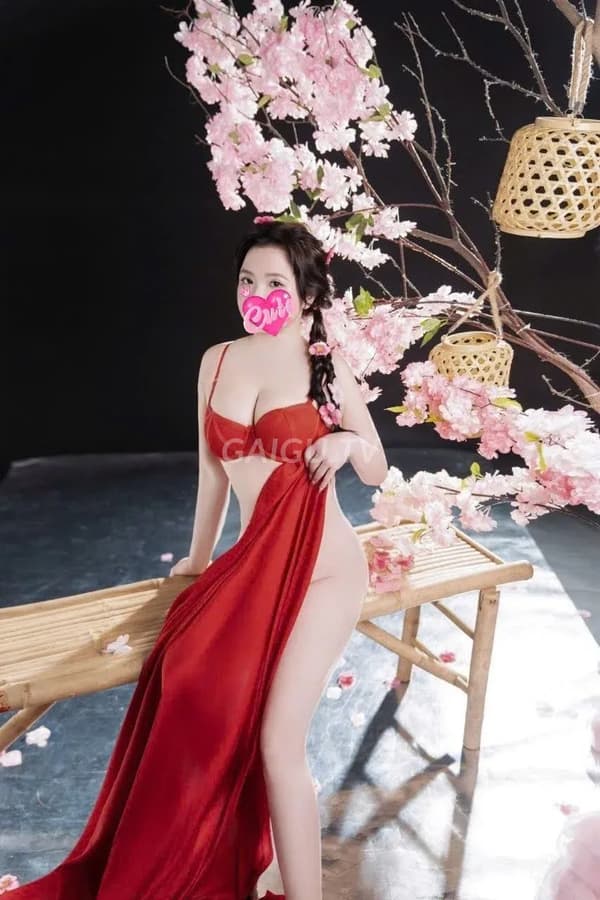 Clip Sexy chiều khách nhiệt tình 9