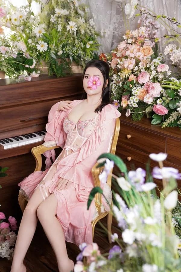 Huyền Anh da trắng hồng dáng mịn màng nhiệt tình 12