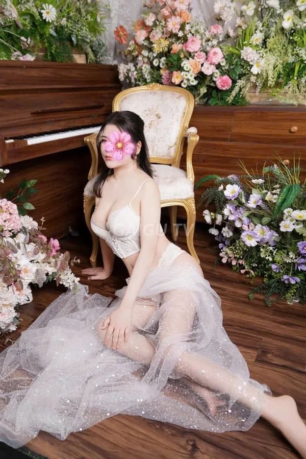 Huyền Anh da trắng hồng dáng mịn màng nhiệt tình 13