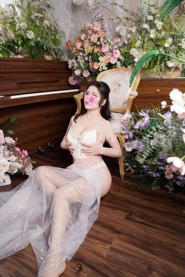 Huyền Anh da trắng hồng dáng mịn màng nhiệt tình 14