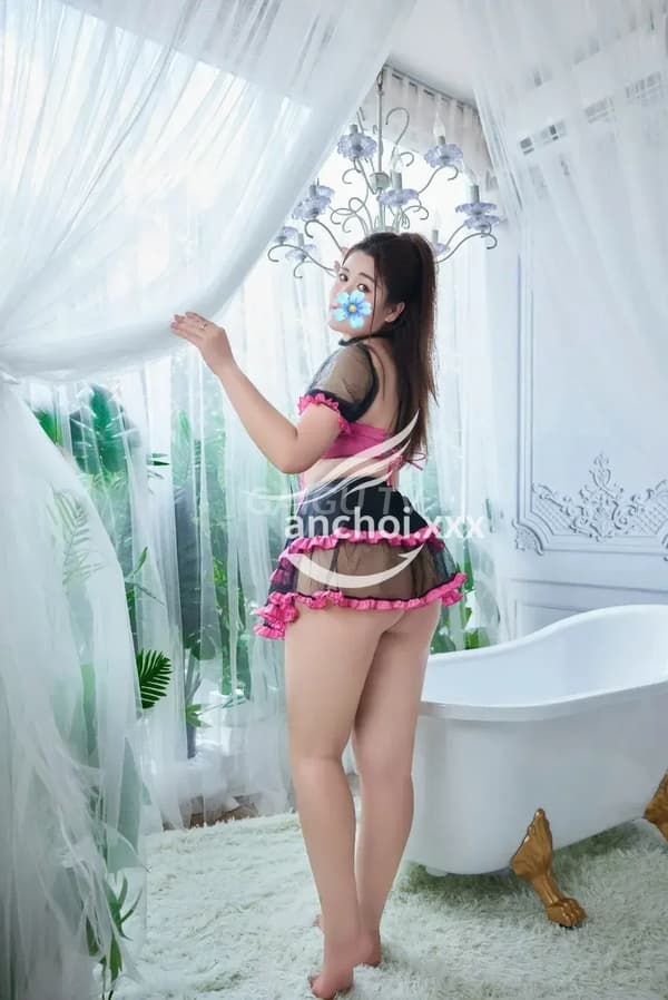 Thùy Linh dịu dàng chiều khách 11
