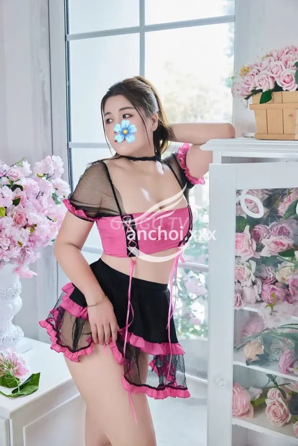 Thùy Linh dịu dàng chiều khách 10