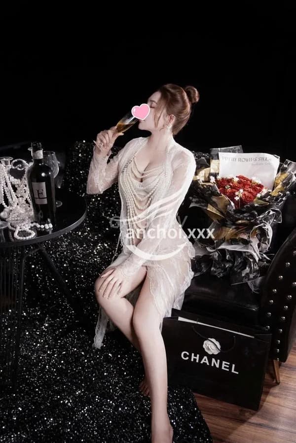 Linh Anh dáng chuẩn phục vụ nhiệt tình 5