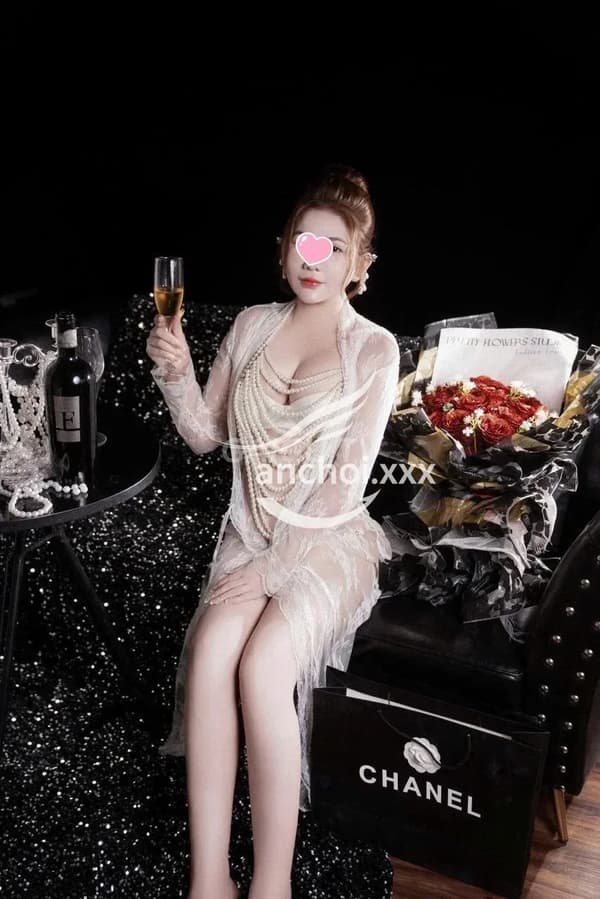 Linh Anh dáng chuẩn phục vụ nhiệt tình 6