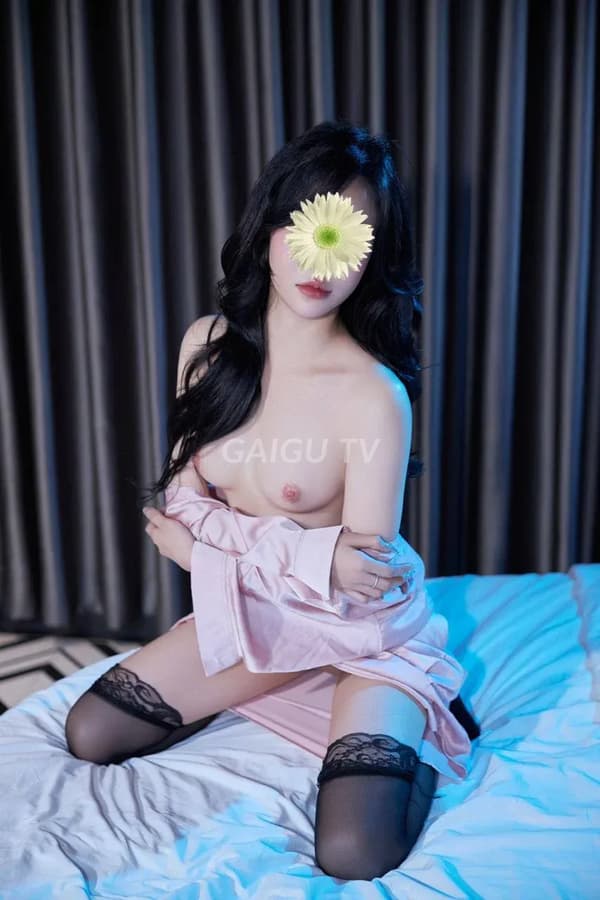 Tường Vy mặt xinh da trắng dáng nhỏ nhắn 7
