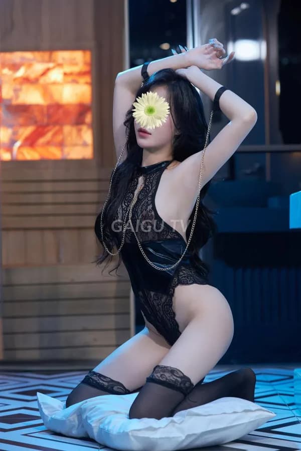 Tường Vy mặt xinh da trắng dáng nhỏ nhắn 15