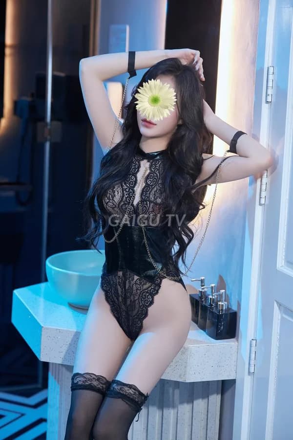 Tường Vy mặt xinh da trắng dáng nhỏ nhắn 13