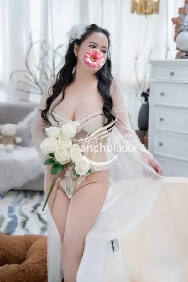 Ngân Nhi vú to mông cong chiều khách nhiệt tình 4