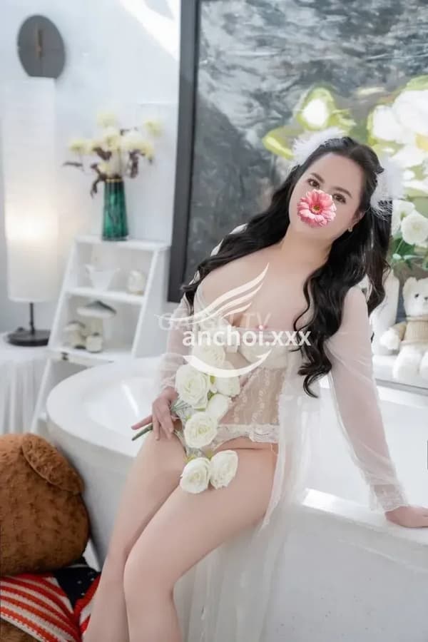 Ngân Nhi vú to mông cong chiều khách nhiệt tình 3