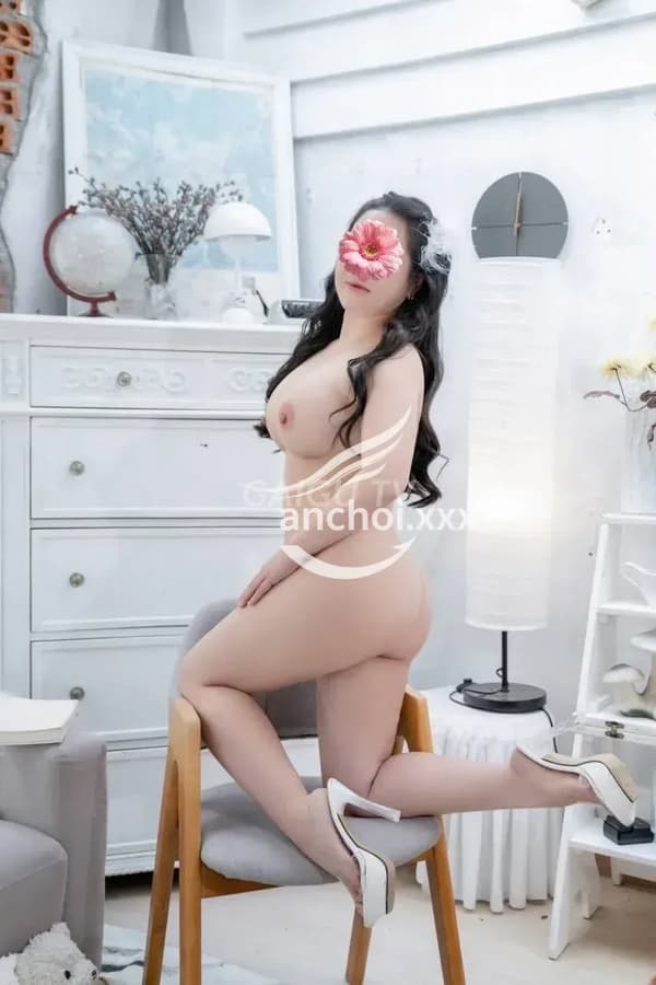 Ngân Nhi vú to mông cong chiều khách nhiệt tình 12