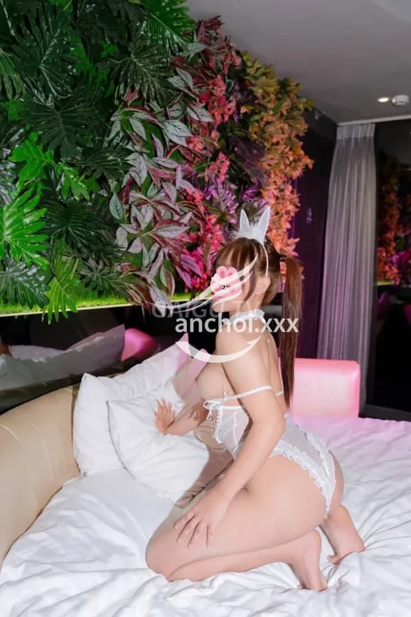 Hoài Thu gương mặt thơ ngây nhưng phục vụ rất nhiệt tình 8