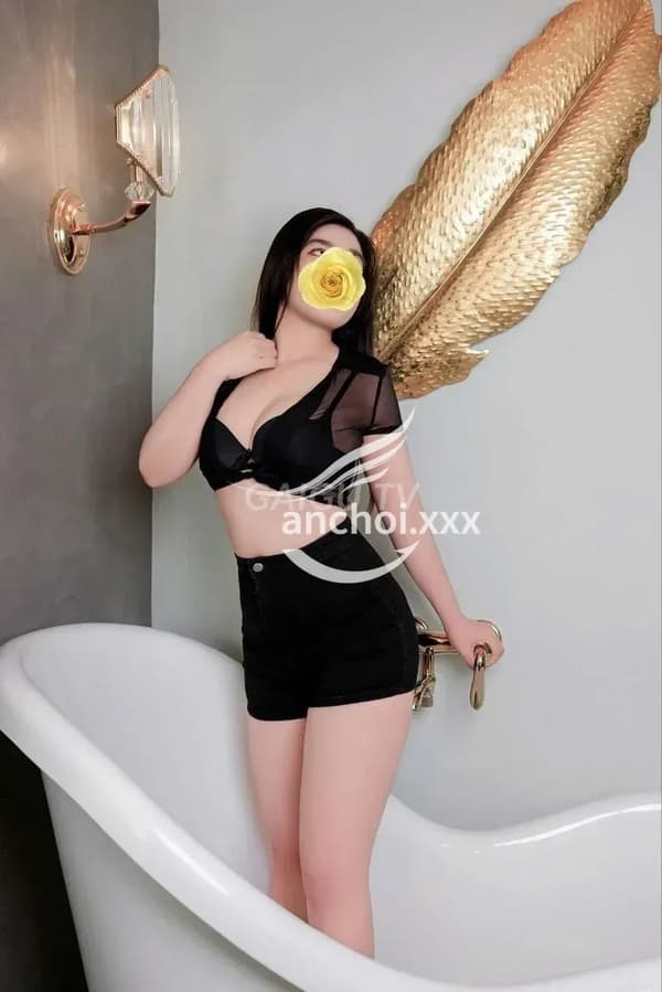 Bích Ngọc da trắng dáng chuẩn chiều khách hết mình 2