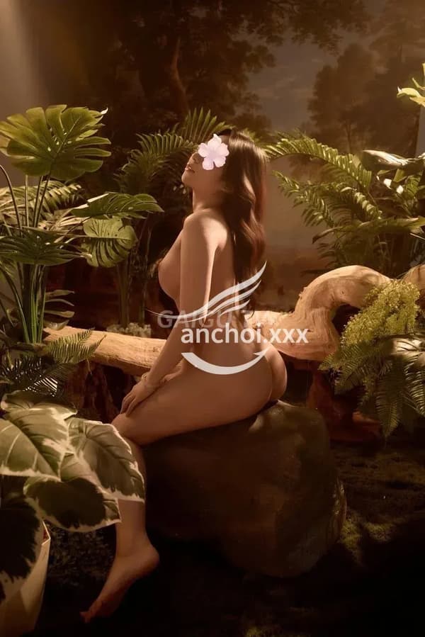 Quỳnh Anh xinh đẹp nóng bỏng phục vụ nhiệt tình 12