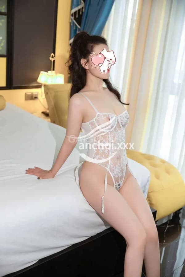 Tiểu Vy ngoan ngoãn nhiệt tình chiều anh 9