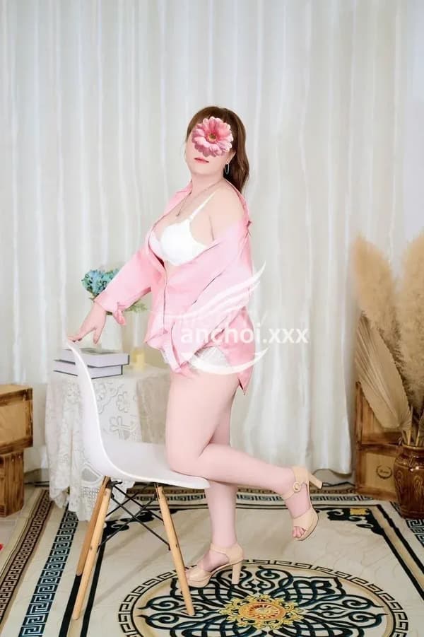 Clip Sex vú to mông cong chiều khách nhiệt tình 6