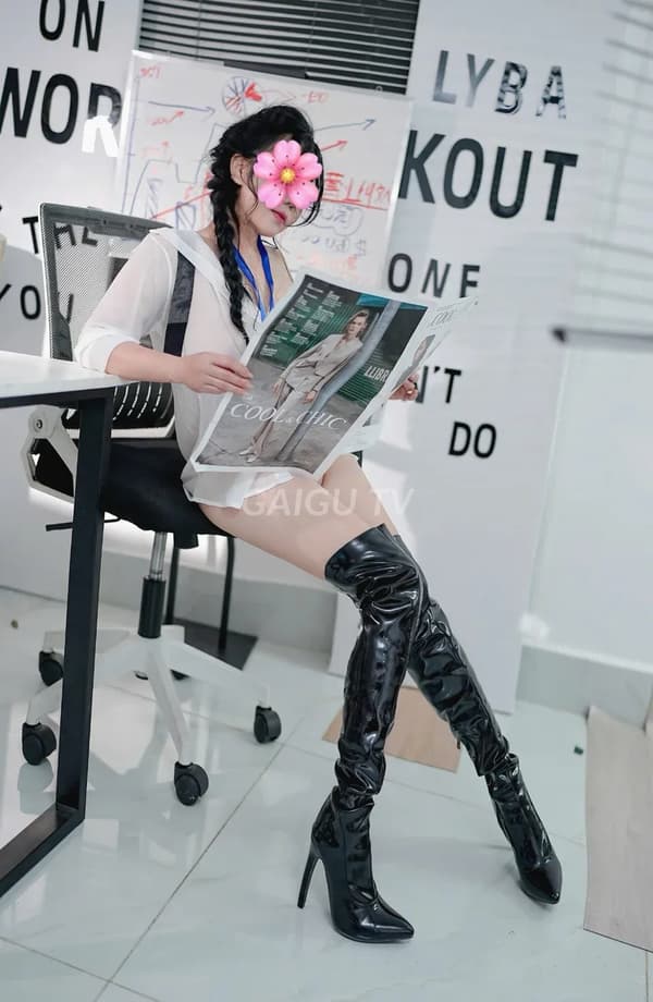 Thy ngoan ngoãn chiều khách như người yêu 12