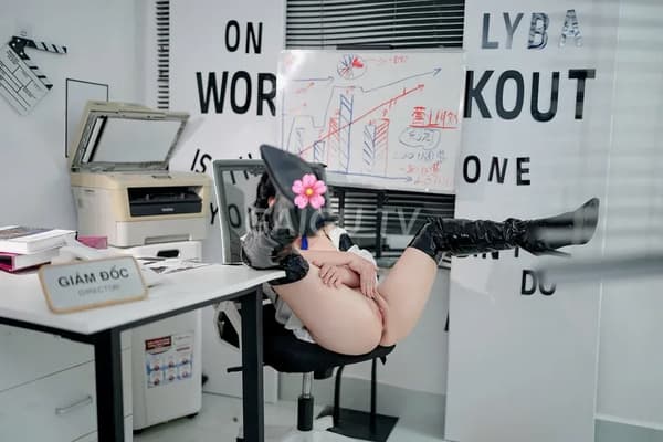 Thy ngoan ngoãn chiều khách như người yêu 17
