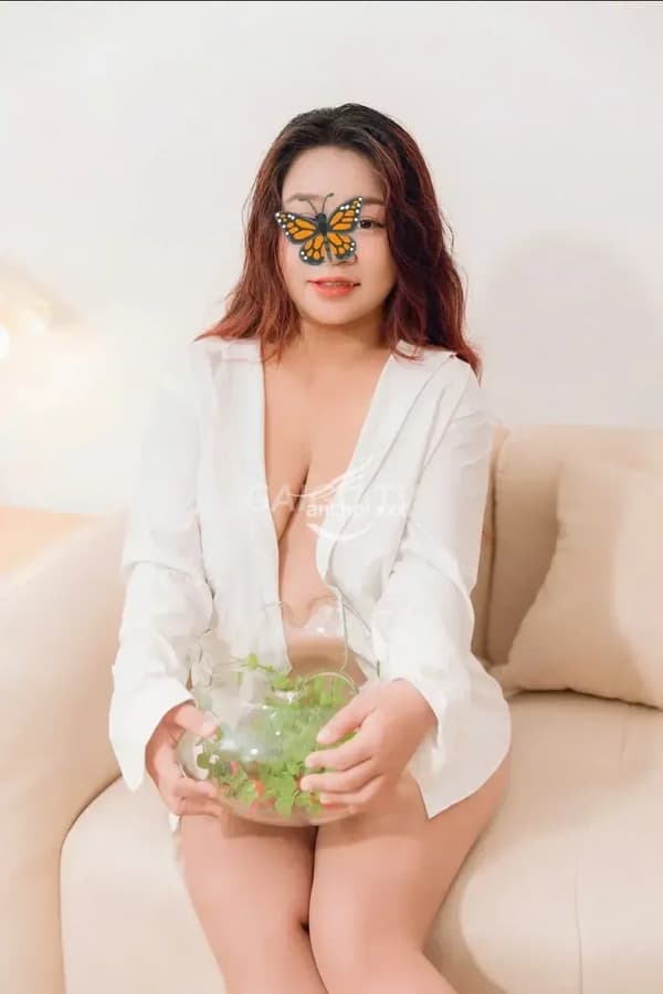 Nhi xinh như người mẫu dáng gọn nhẹ nhàng chiều khách hết nấc 5
