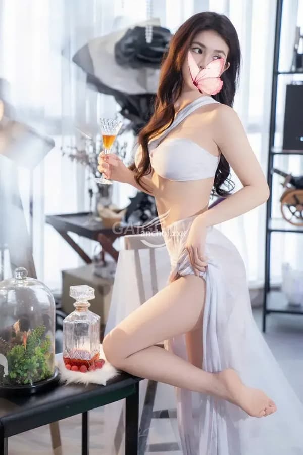 Linh Linh da trắng mịn dáng cong chuẩn nhiệt tình 6