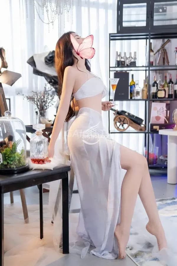 Linh Linh da trắng mịn dáng cong chuẩn nhiệt tình 5