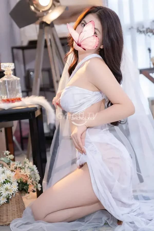 Linh Linh da trắng mịn dáng cong chuẩn nhiệt tình 15