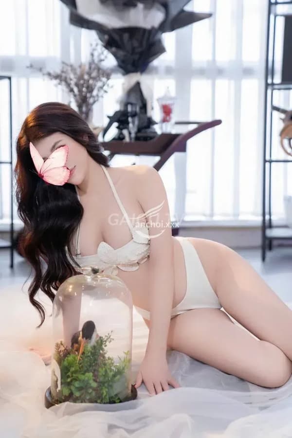 Linh Linh da trắng mịn dáng cong chuẩn nhiệt tình 18