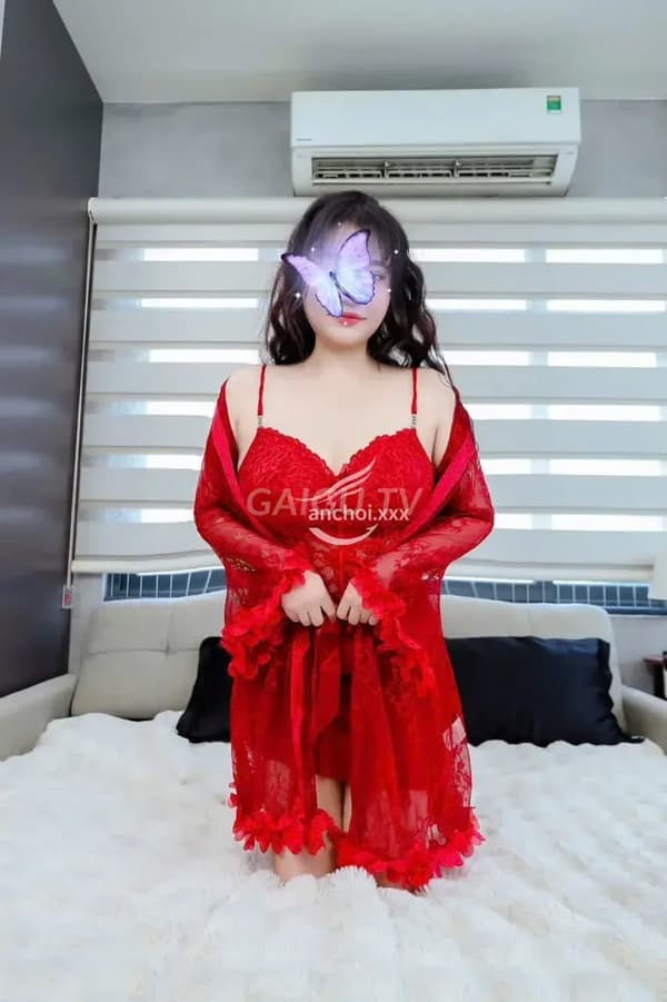 Kim Ngân nhiệt tình vui vẻ chiều khách 4