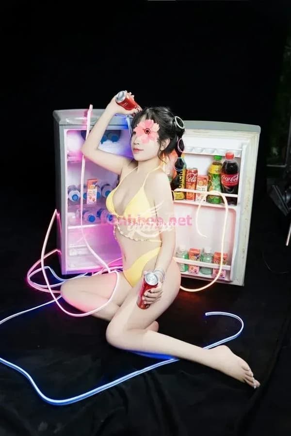 Thuỳ Linh xinh nai tơ chiều chuộng khách như người yêu 11