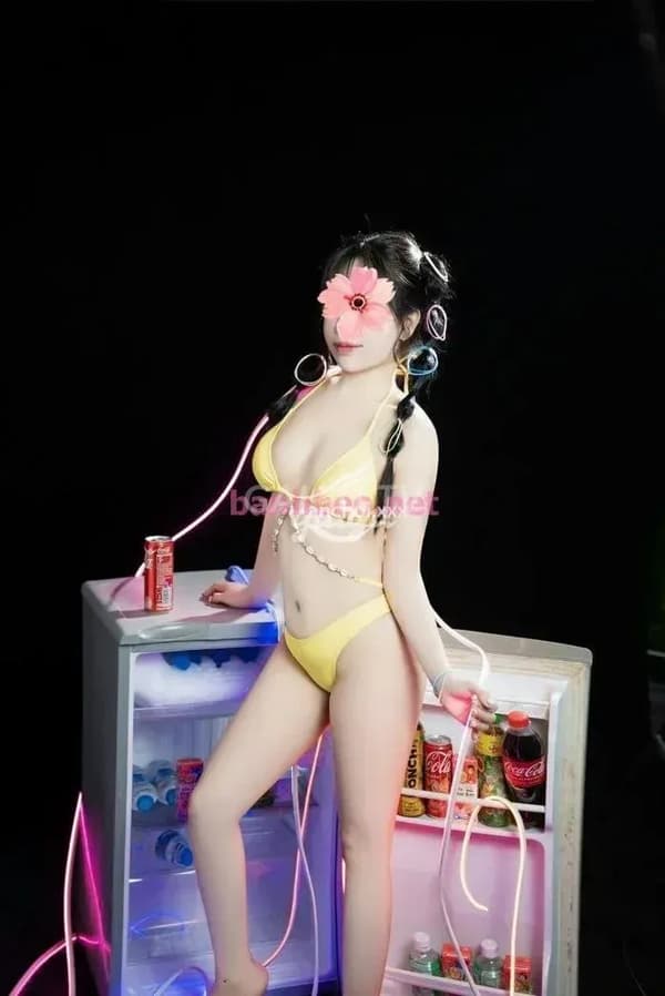 Thuỳ Linh xinh nai tơ chiều chuộng khách như người yêu 16