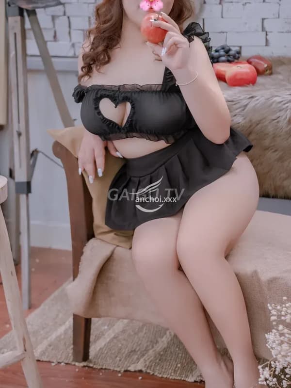 Em ngực to tròn dễ thương rất chiều khách Kiều 6