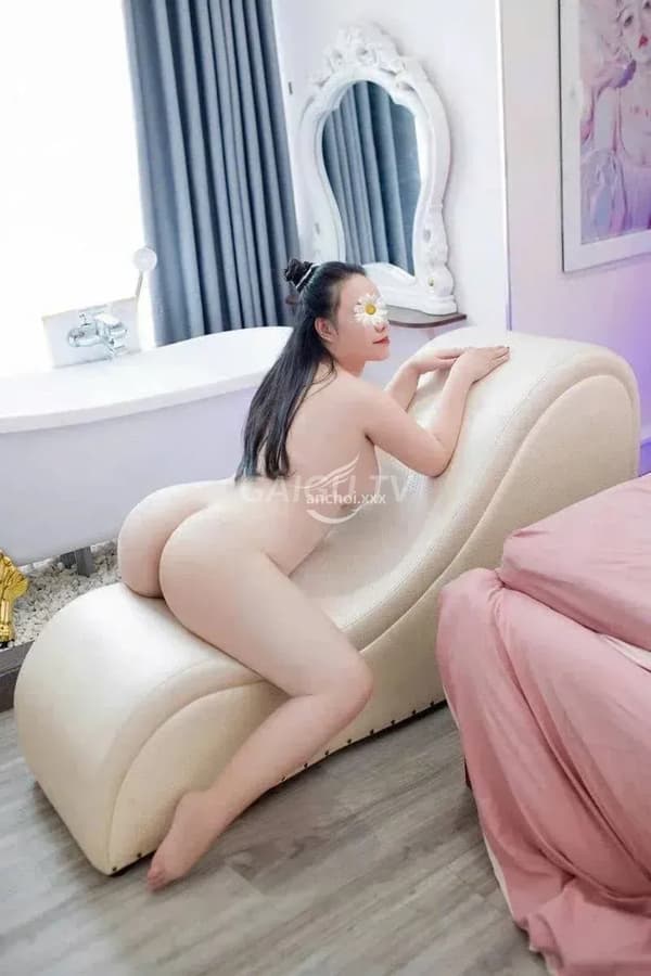 Thùy Chi nhiệt tình chiều khách 5