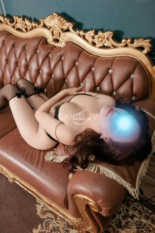 Uyển Chi ngực siêu to mông cong da trắng chiều anh em hết mình 7
