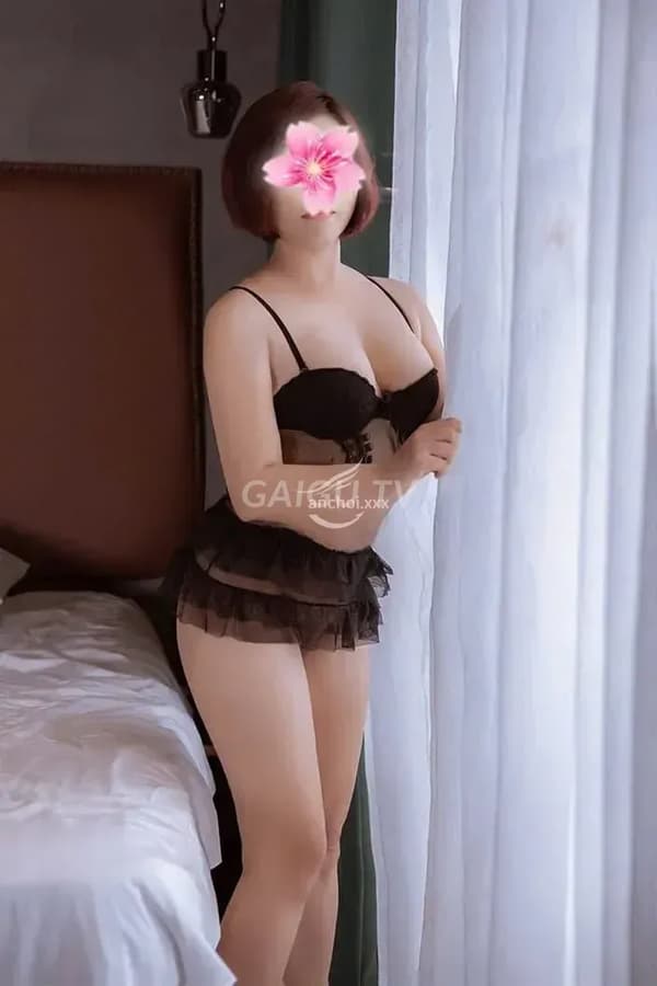Khánh Ngân dáng thon gọn vòng 3 cong săn chắc 3
