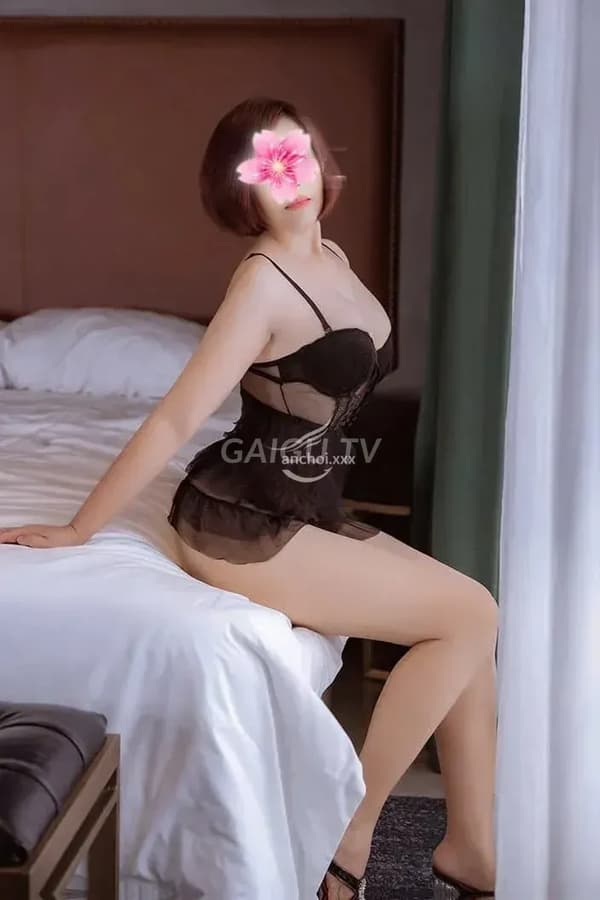 Khánh Ngân dáng thon gọn vòng 3 cong săn chắc 2
