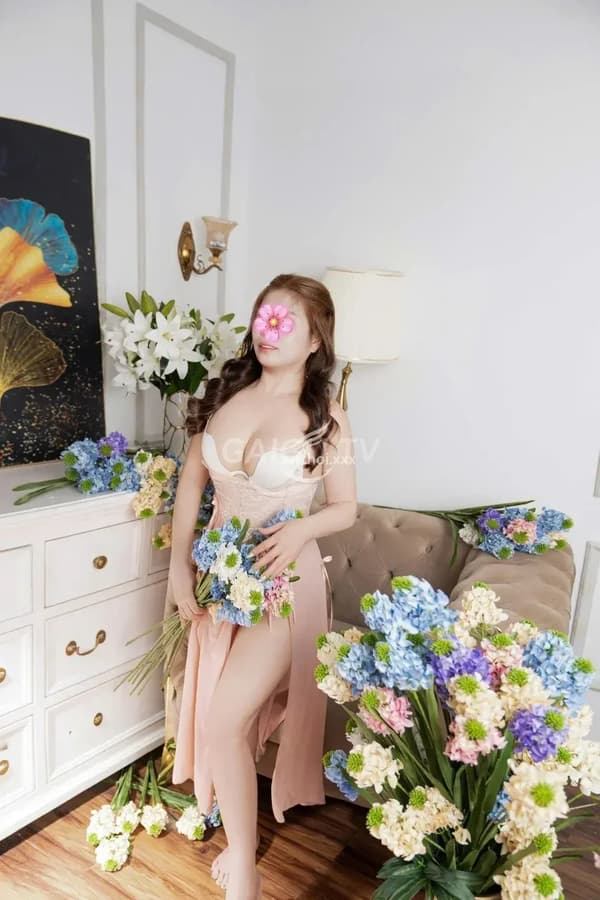 Hương Lan da trắng dáng chuẩn chiều khách nhiệt tình 3