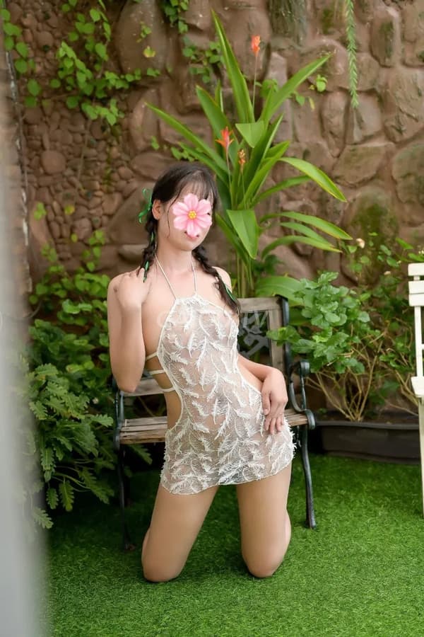 Quỳnh Nga da trắng dáng chuẩn chiều chuộng vui vẻ 6