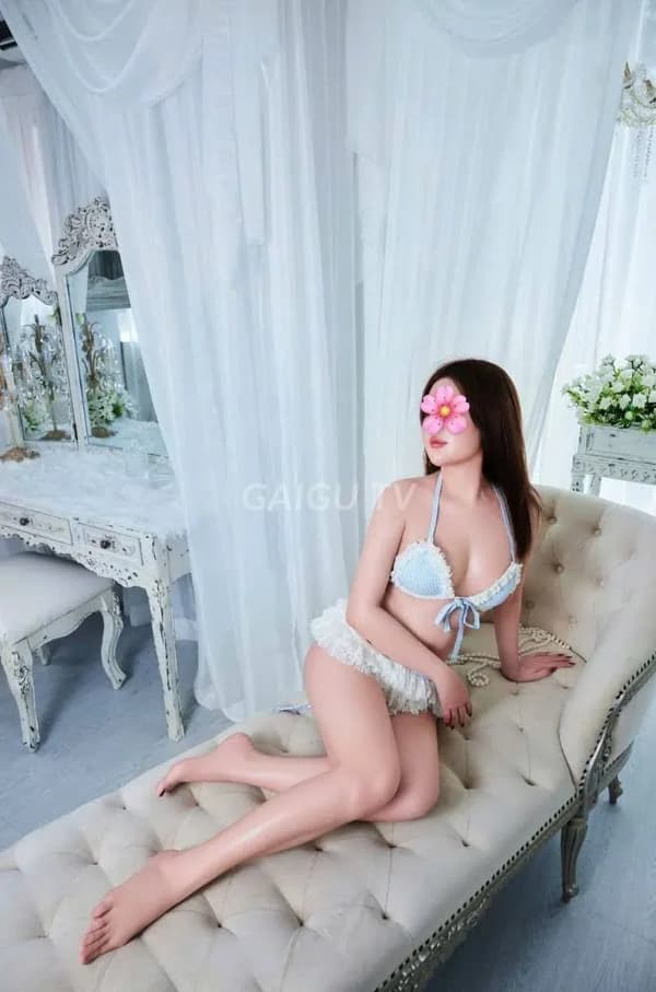 Quỳnh Châu dáng đẹp phục vụ nhiệt tình 7