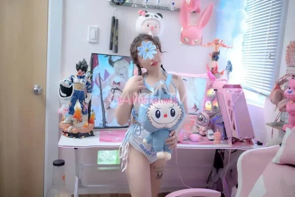Tường Vy phục vụ nhẹ nhàng chiều khách 7