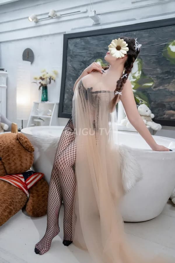 Kiểu Vy mặt xinh dáng chuẩn chiều khách như người yêu 14