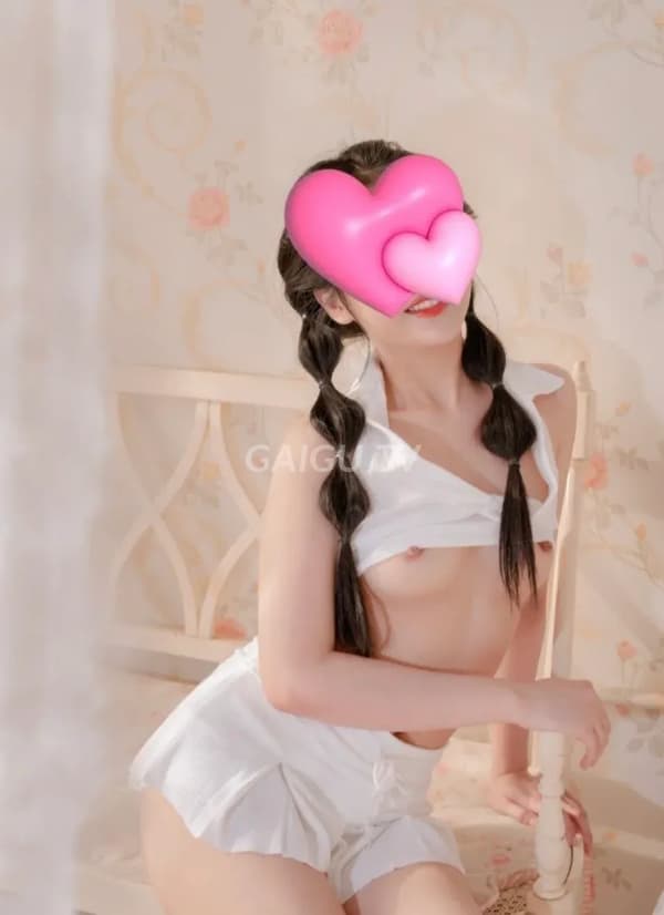 Yến Nhi nhiệt tình chiều khách hết mình 8