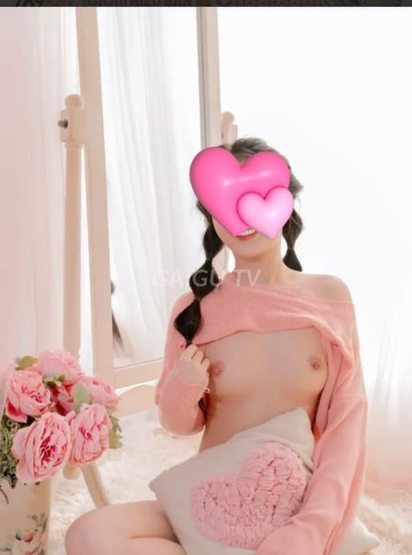 Yến Nhi nhiệt tình chiều khách hết mình 16