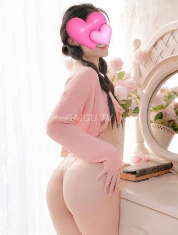Yến Nhi nhiệt tình chiều khách hết mình 18