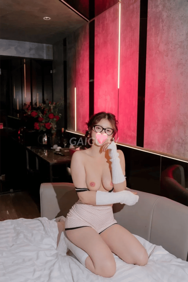 Linh NHi vú to đẹp da mịn màng hàng mới về 9